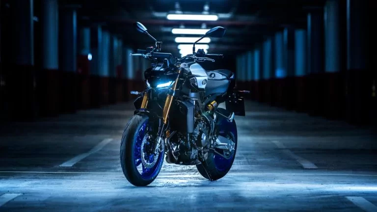 Yamaha naked bike in een parkeergarage in het donker.