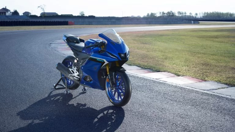 R125 stilstaand op het circuit.