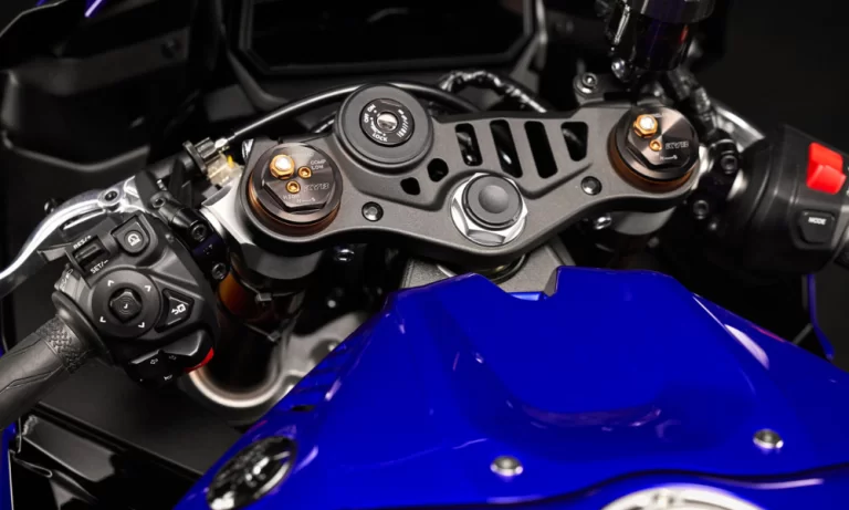 knoppen en stuur van de Yamaha R9.