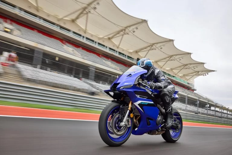 Yamaha supersport rijdend over het circuit.