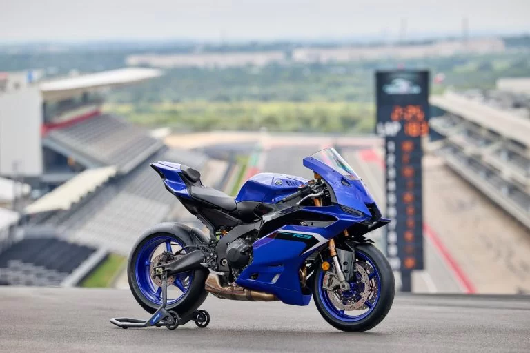 Yamaha supersport op het circuit.