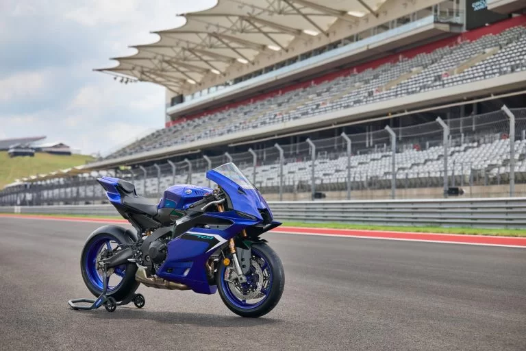 Yamaha supersport op het circuit.