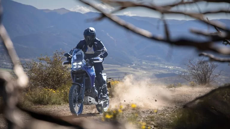 Tenere 700 rijdend over gravel.