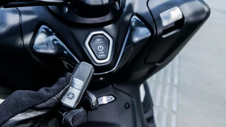 smart key en start knop motorscooter