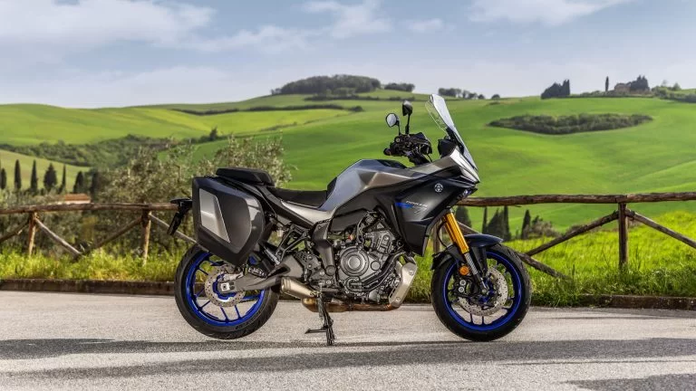 Tracer 7 GT geparkeerd op middenbok.