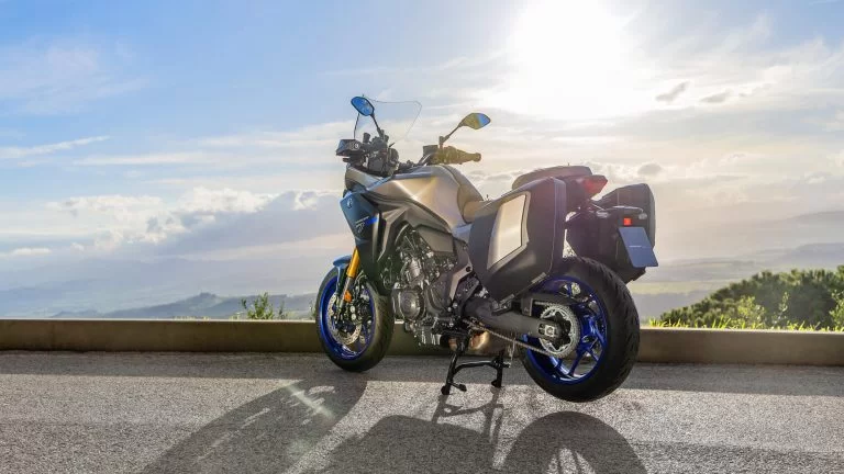 Yamaha Tracer 7 GT geparkeerd.