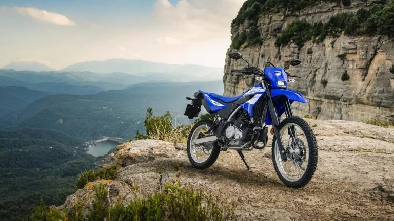 wr125r geparkeerd op een berg