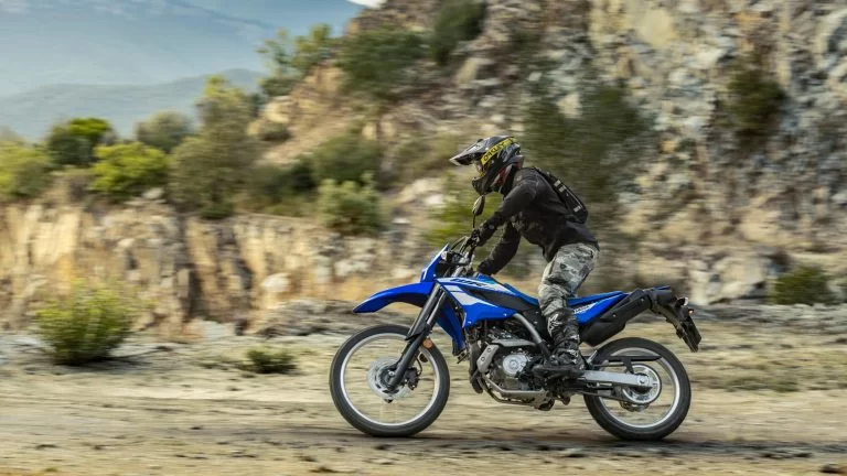 WR125R rijdend over gravel