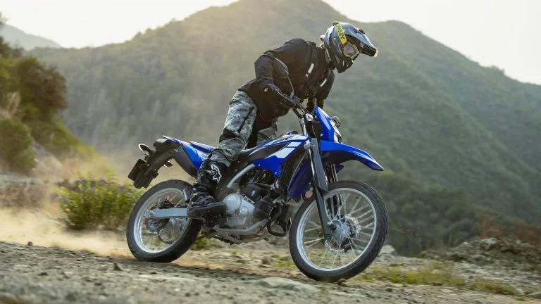 WR125R rijdend over gravel