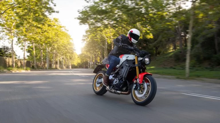 XSR900 rijdend over straat.