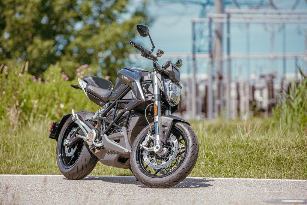 Foto van een stilstaande elektrische motorfiets